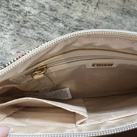 Wristlet with zigzag pattern - Picture 3 of 4